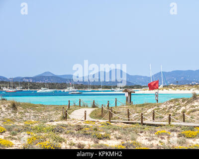 Rote Flagge auf Strand Ses Illetes, Formentera (Text Übersetzung: Nicht überqueren; Bilder unter Red Flag zeigt nicht schwimmen oder mit dem Boot) Stockfoto