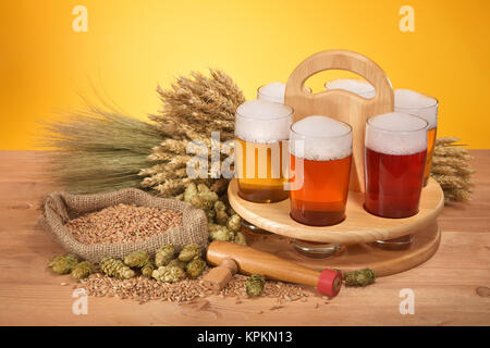 Bier Träger mit Bier Gläser Stockfoto