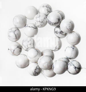 Verwirrte Halskette aus white Howlite Perlen Stockfoto