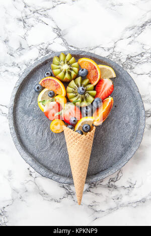 Eiswafel mit frischen Früchten Stockfoto