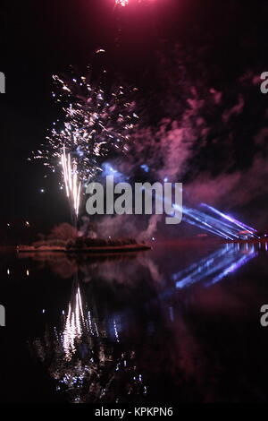 Spektakuläre organisierte Feuerwerk über dem See Mooragh, Ramsey, Insel Man, 5. November 2017 Stockfoto