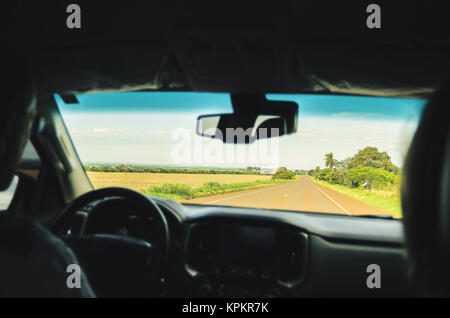 Das Fahren auf der Autobahn, auf der Straße konzentrieren. Blick von der Autobahn aus dem Auto. Reise Szene. Stockfoto