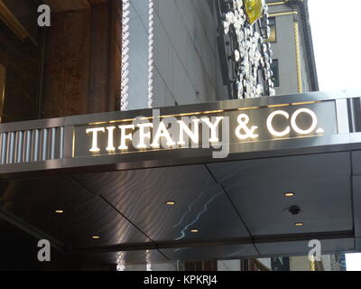 Tiffany & Co an der Ecke der 57th Street und der Fifth Avenue serviert wohlhabenden Kundschaft mit teuren Schmuck Stockfoto