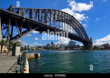 Die Sydney Harbour Bridge aus Hickson Road finden, The Rocks, Sydney, New South Wales, Australien Stockfoto