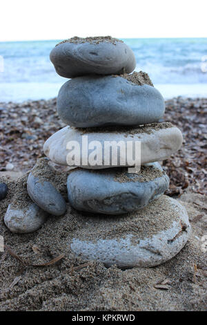 Pyramide der Steine am Strand Stockfoto