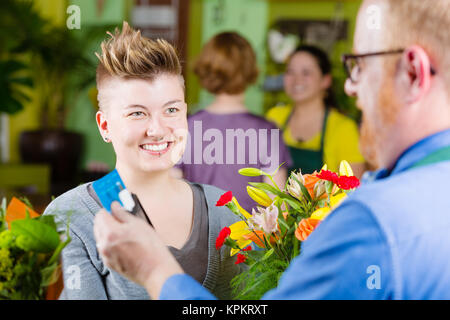 Clerk streichen Kreditkarte auf Tablet-PC Stockfoto