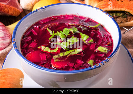 Rüben grüne Suppe mit Gebäck Stockfoto