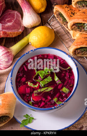 Rüben grüne Suppe mit Gebäck Stockfoto