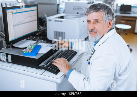 Leitender Arzt mit seinem Tablettcomputer bei der Arbeit (getönten Farbbild) Stockfoto