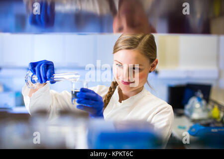 Portrait einer weiblichen Forscher Forschungsarbeiten in einem Chemielabor (Farbe getonte Bild flach DOF) Stockfoto