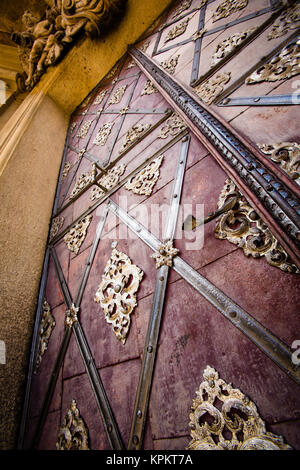 Herrliche Tür einer barocken Kirche in Europa Stockfoto