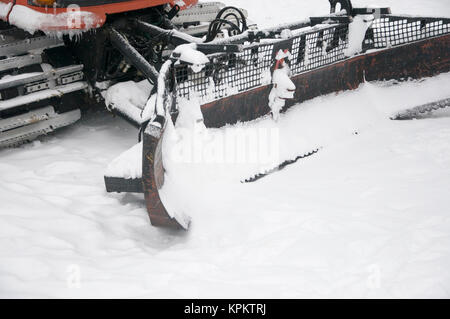 Schneepflug Schnee entfernen aus City Road Stockfoto