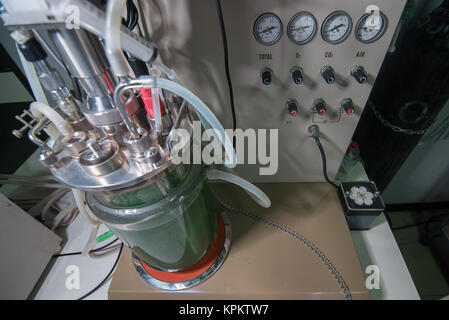 In der Nähe von großen Becherglas mit grüner Flüssigkeit, Schläuche und metallischen Teile für Lab Stockfoto