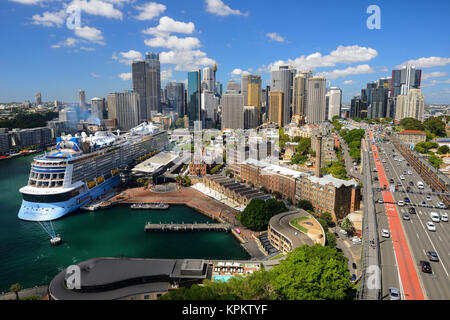 Erhöhten Blick auf Circular Quay, The Rocks und Central Business District von Sydney Harbour Bridge, von Lookout - Sydney, New South Wales, Australien Stockfoto