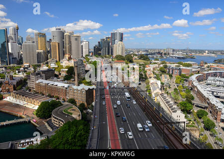 Ansicht von bradfield Highway, Cahill Expressway und den Felsen von Harbour Bridge Ausblick - Sydney, New South Wales, Australien Stockfoto