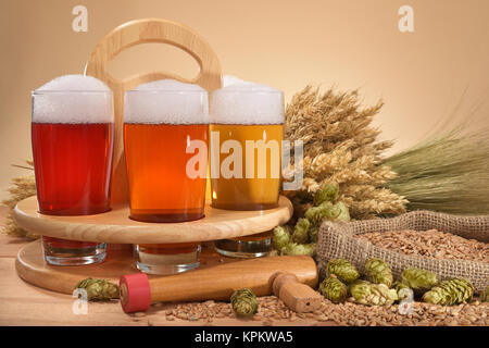 Bier Träger mit Bier Gläser Stockfoto