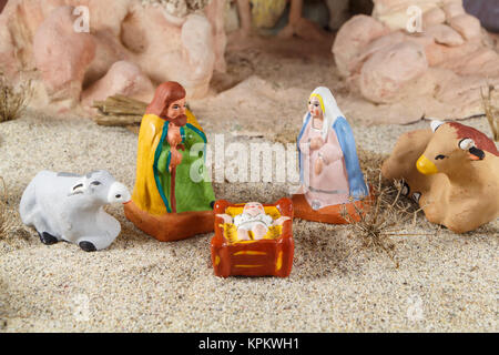 Krippe mit provenzalischen Krippenfiguren von Jesus, Maria und Joseph Stockfoto