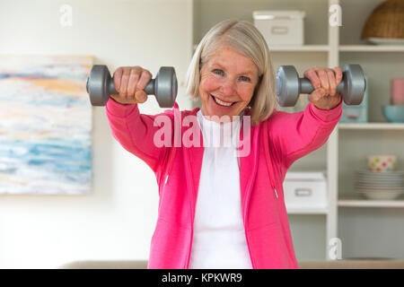 Ältere Dame mit Hanteln. Stockfoto