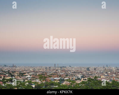 Blick auf die Skyline von Barcelona an einem Abend Sonnenuntergang Stockfoto
