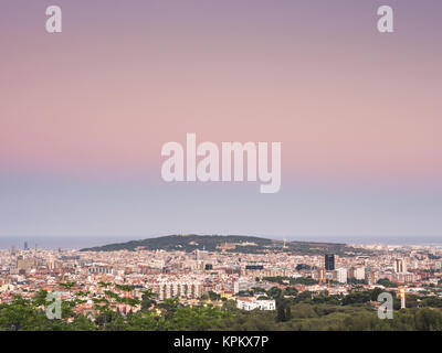 Die Skyline von Barcelona an einem Abend Sonnenuntergang, Spanien Stockfoto