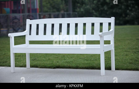 Weißen Holzbank auf grünem Gras Stockfoto