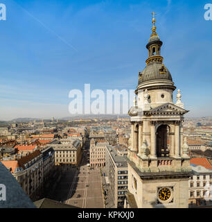 Budapester Stadtbild und der Basilika von Saint Stephen Bell Tower, konzentrieren sich auf den Turm Stockfoto