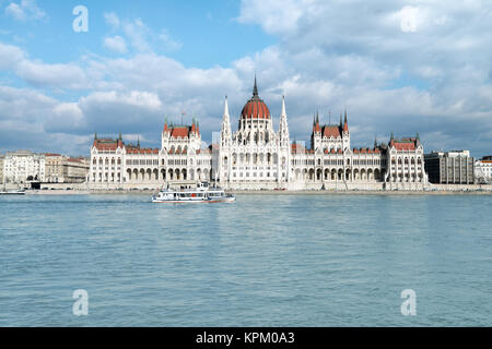 Das Parlamentsgebäude in Budapest, Ungarn auf einem hellen, sonnigen Tag aus über den Fluss Stockfoto