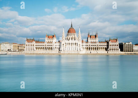 Das Parlamentsgebäude in Budapest, Ungarn auf einem hellen, sonnigen Tag aus über den Fluss Stockfoto