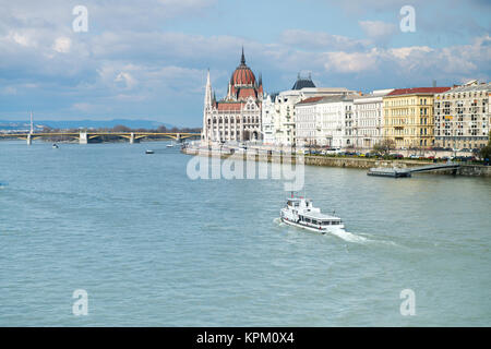 Das Parlamentsgebäude in Budapest, Ungarn auf einem hellen, sonnigen Tag aus über den Fluss Stockfoto