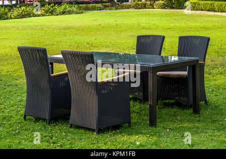 Rattan Möbel, Tisch und Stühle im freien Stockfoto