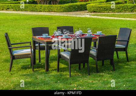 Rattan Garten Tisch und Stühle mit wasserdicht outdoor-Kissen Stockfoto