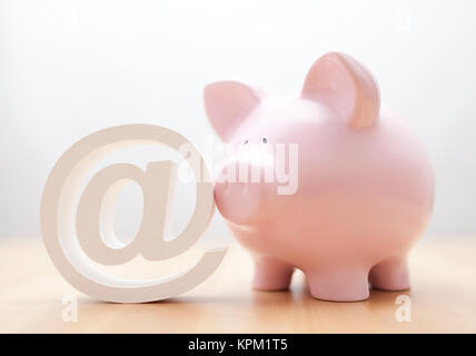 Sparschwein mit e-Mail-symbol Stockfoto