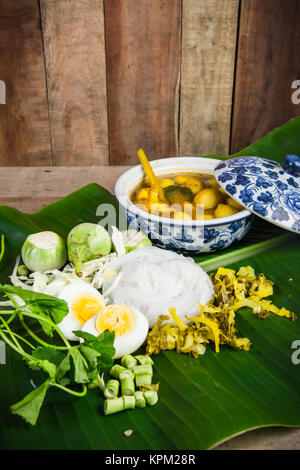 Lokale Reis Nudeln und Sauce Curry mit Gemüse (Kanom Jeen Nam Ya) Stockfoto