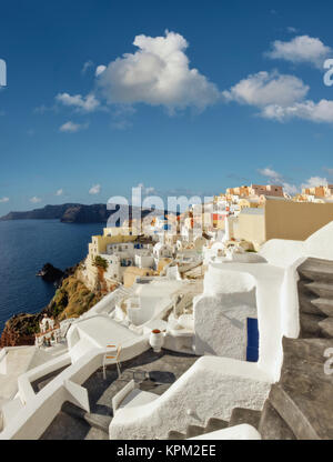 Insel Santorin in Griechenland, das Dorf Oia an einem strahlenden Nachmittag. Panoramablick auf das Bild. Stockfoto