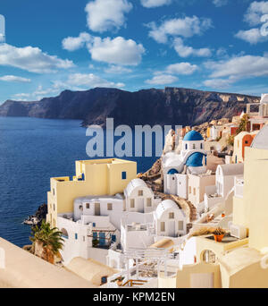 Insel Santorin in Griechenland, das Dorf Oia an einem strahlenden Nachmittag. Panoramablick auf das Bild. Stockfoto