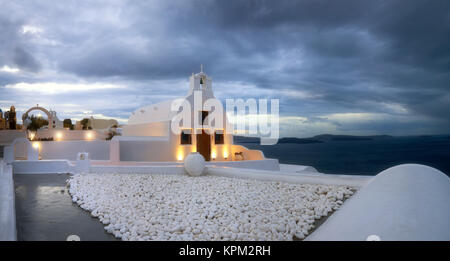 Eine lokale orthodoxe Kapelle in Oia, Santorini, Griechenland, früh in der moirning Stockfoto