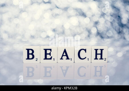 Geschrieben Wort Fliesen mit Buchstaben aus dem Spiel Scrabble - Strand Stockfoto