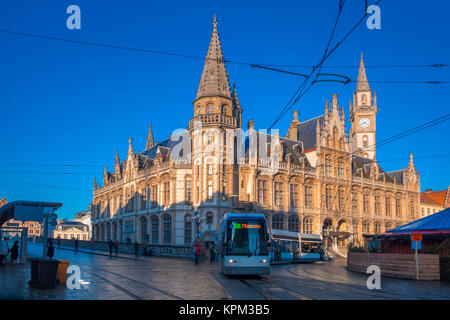 Ehemaliges Postgebäude und Straßenbahn in Gent, Belgien Stockfoto