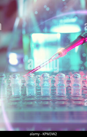 Wissenschaftlicher Hintergrund mit Werkzeugen für die DNA-Amplifikation und Sequenzierung. Flach, die meisten das Bild ist verschwommen. Dieses Bild wird gestrafft. Platz für Ihre Stockfoto