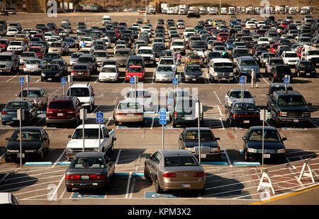 Großer Parkplatz mit Autos außerhalb einer Sportstätte in der San Francisco Bay Area, Kalifornien. Stockfoto