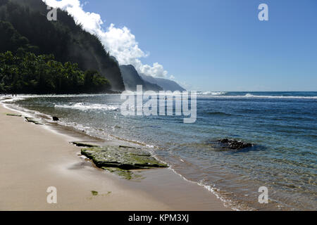 Ke'e Beach - Blick auf Kee Beach, auf der Suche nach Westen Richtung misty Na Pali Küste, an der Nordküste der Insel Kauai, Hawaii, USA. Stockfoto