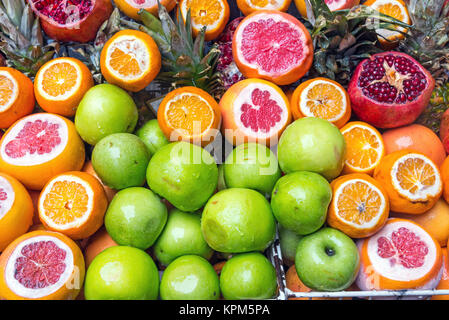 Äpfel, Granatäpfel und Orangen auf dem Markt Stockfoto