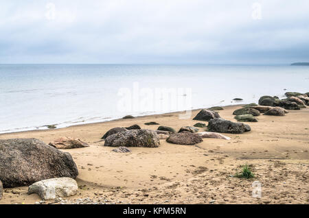 Felsiger Strand am Golf von Finnland. Sillamae, Estland Stockfoto