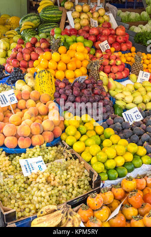 Große Auswahl an Früchten auf einem Markt in Istanbul Stockfoto