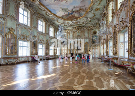 Kinder Tanz Klasse in der rococco Ballroom (1770) des Schaezlerpalais Barockschloss, Augsburg, Bayern, Deutschland Stockfoto