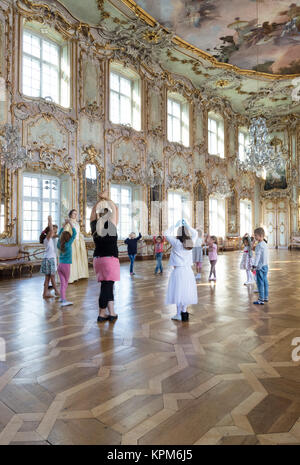 Kinder Tanz Klasse in der rococco Ballroom (1770) des Schaezlerpalais Barockschloss, Augsburg, Bayern, Deutschland Stockfoto