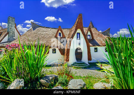 Porumbacu, Sibiu, Rumänien - 19 Juli 2017: Märchenhafte Ton Schloss von Porumbacu Dorf, in der Region Sibiu Rumänien Stockfoto