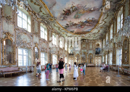 Kinder Tanz Klasse in der rococco Ballroom (1770) des Schaezlerpalais Barockschloss, Augsburg, Bayern, Deutschland Stockfoto