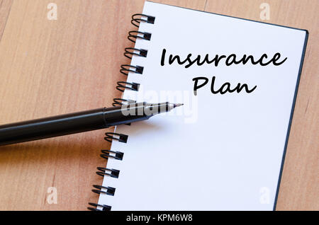 Insurance Plan schreibt am Notebook