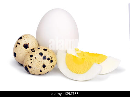 Gekochtes Huhn und Wachteleier. Stockfoto